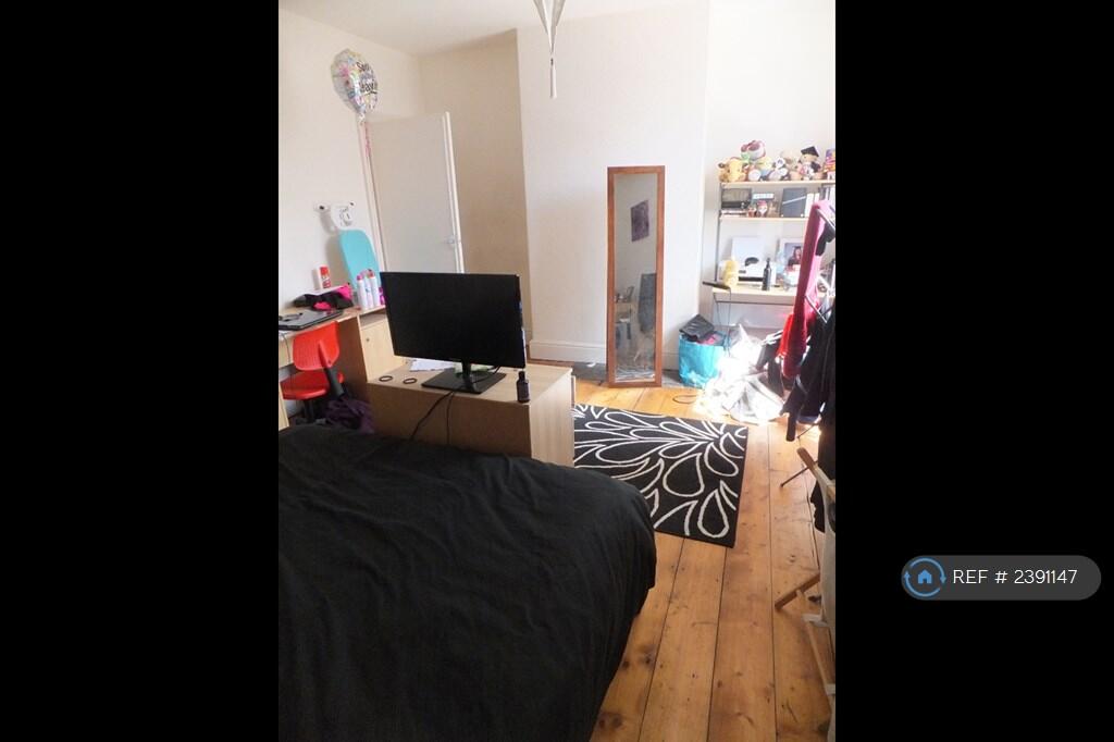 Big Bedroom But With Current Tenent Belongings! 