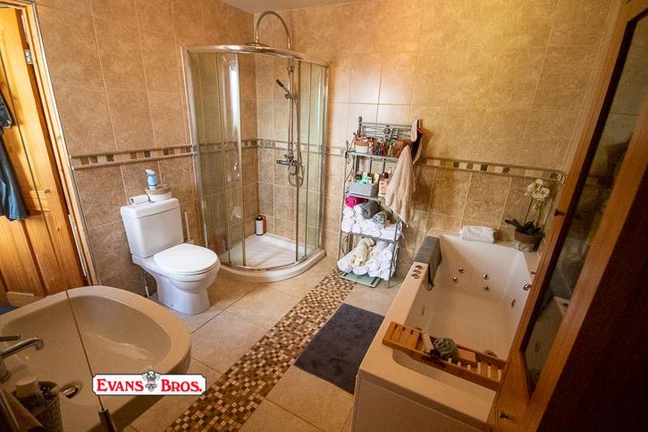 EN-SUITE BATHROOM