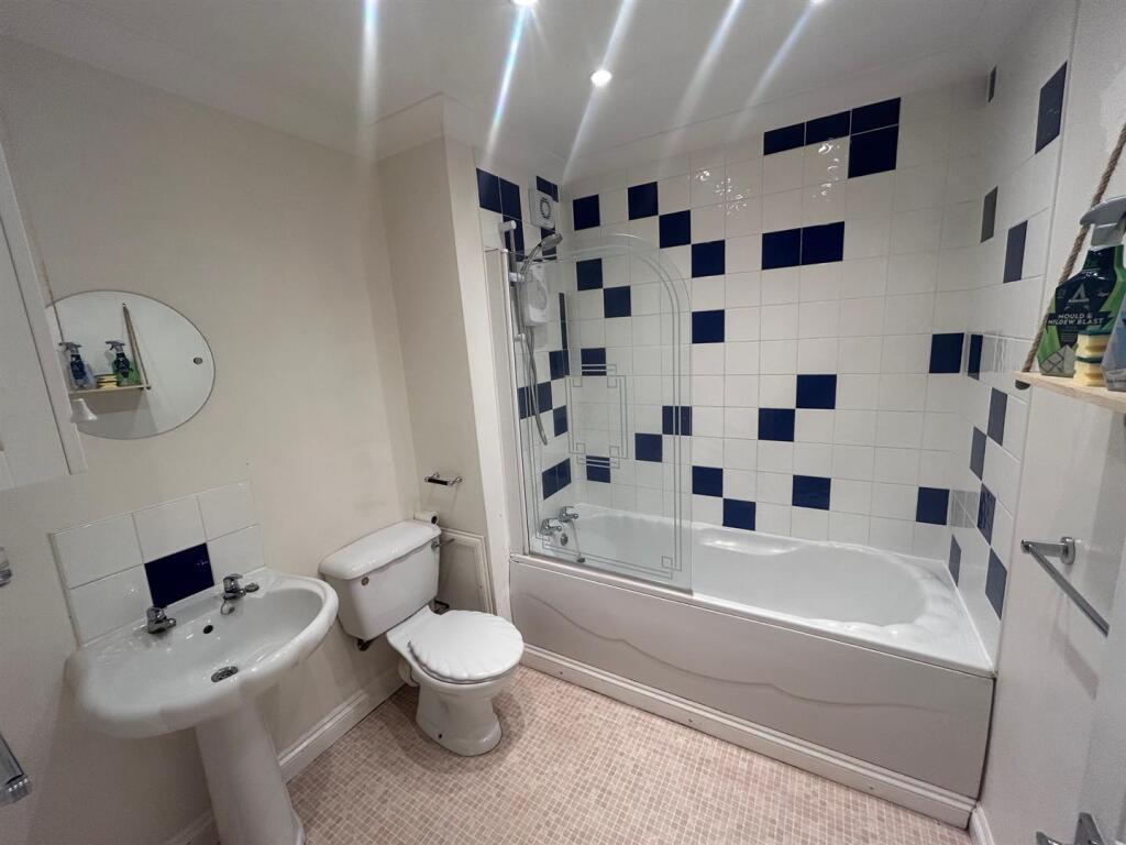 bathroom 1.jpg