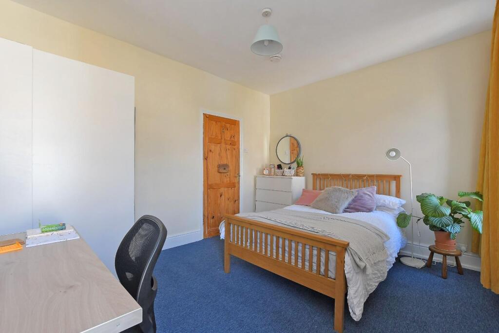 11 Cobden Place - bedroom 2 pic 2.jpg