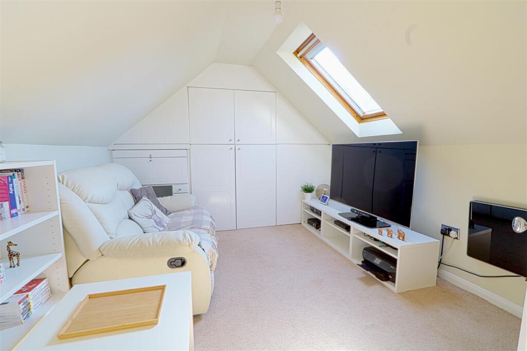 LOFT ROOM .jpg