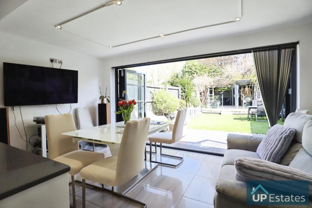 DINING / SEATING AREA