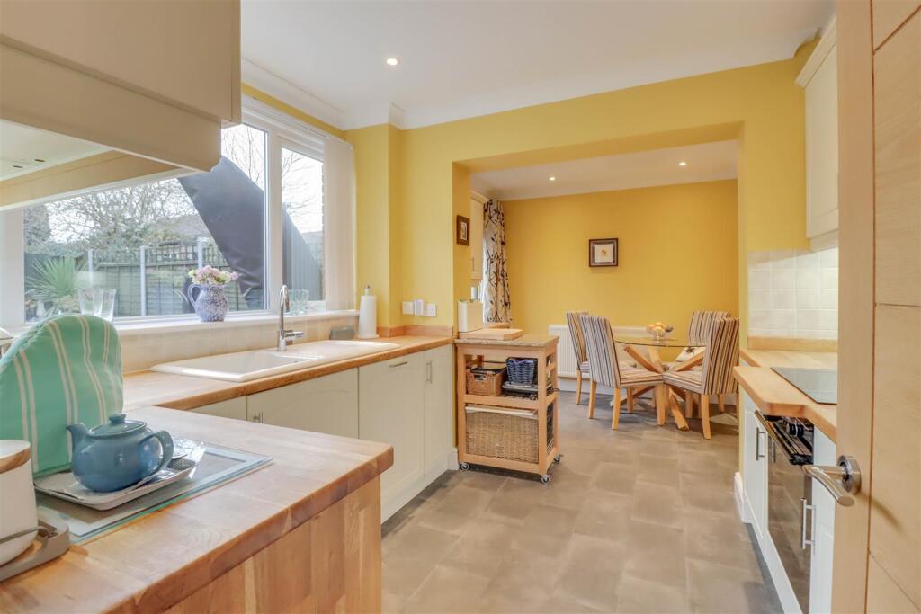 6 HIGHCLIFFE WAY WICKFORD.jpg