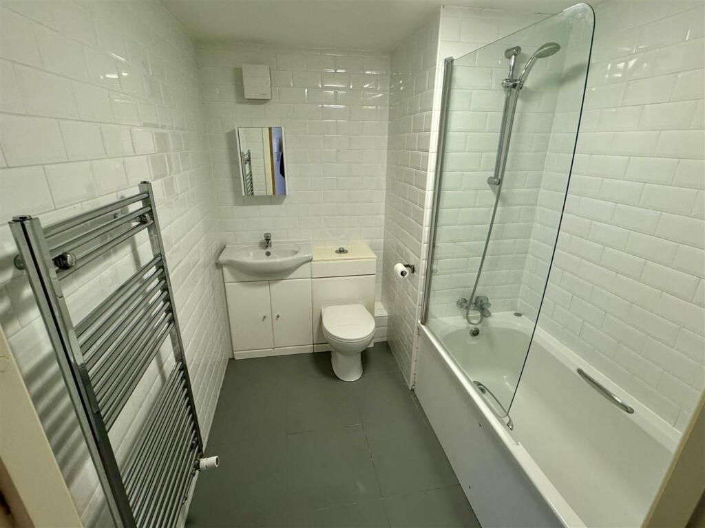 21 Surf Pods Bathroom