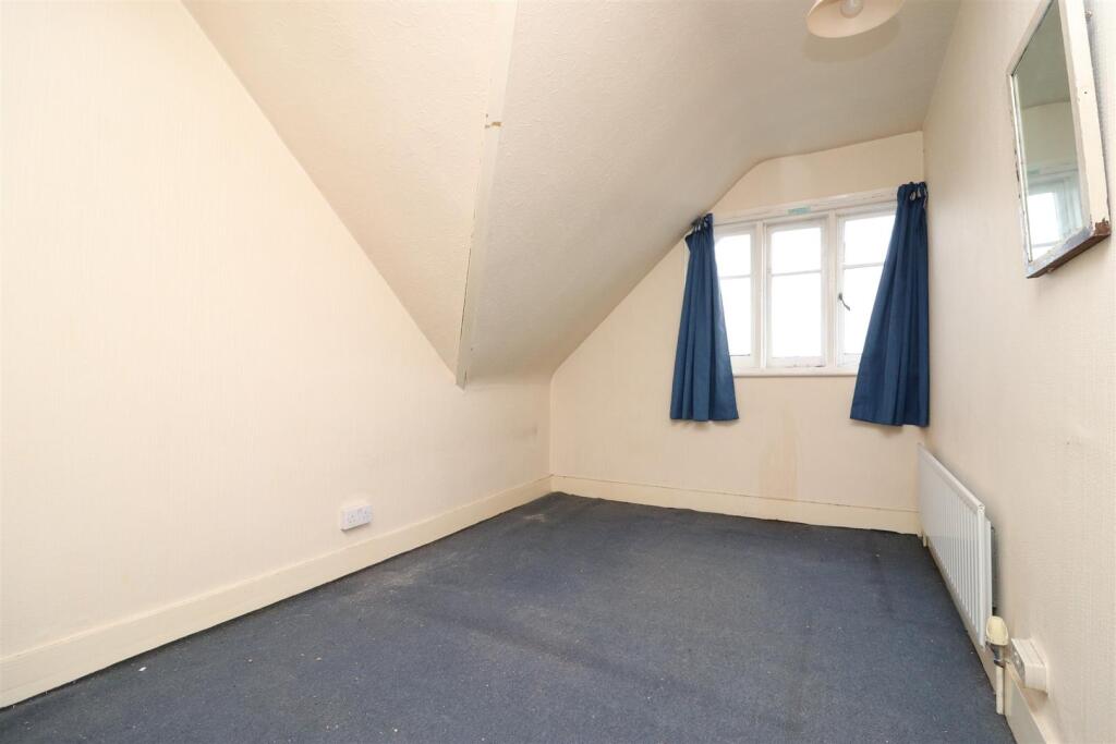 bedroom 5.JPG