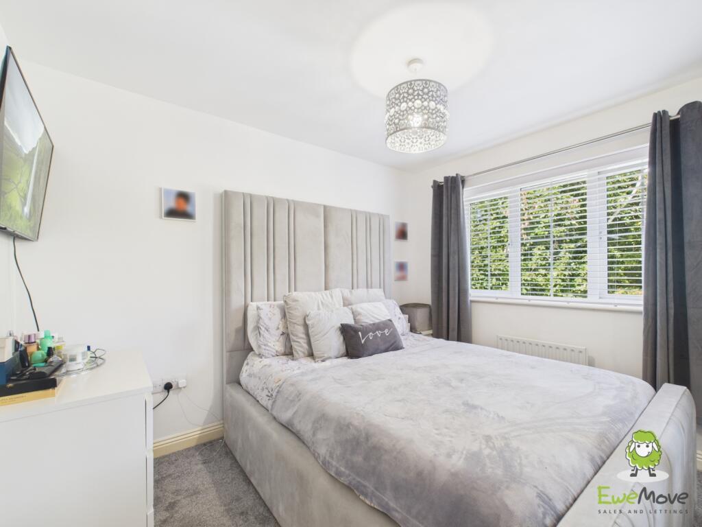 EweMove Estate Agents Basingstoke -Dundee Gardens 