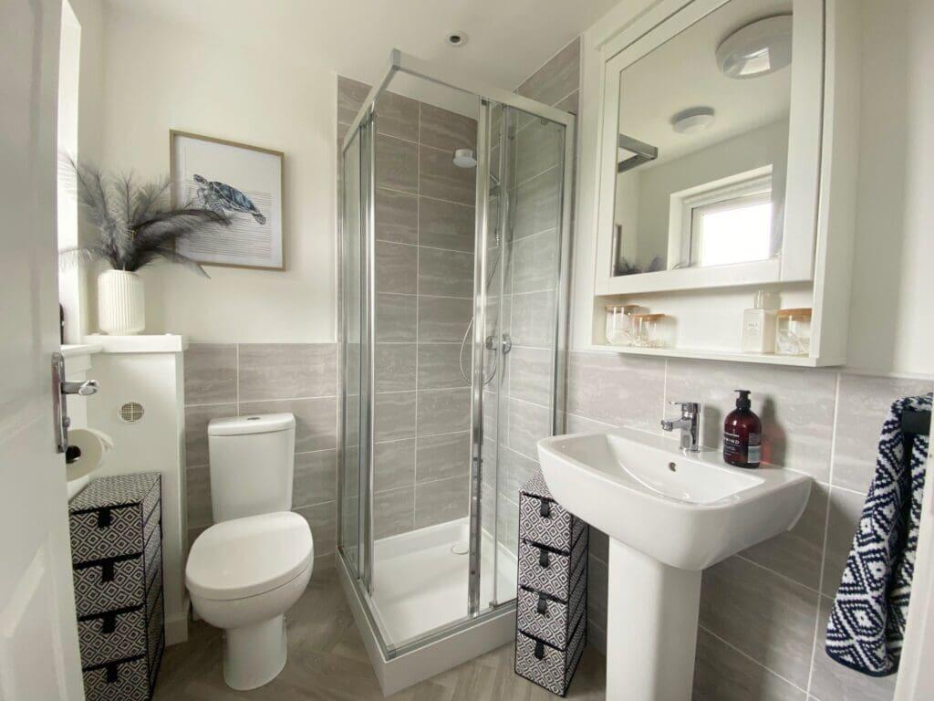 EN-SUITE SHOWER ROOM