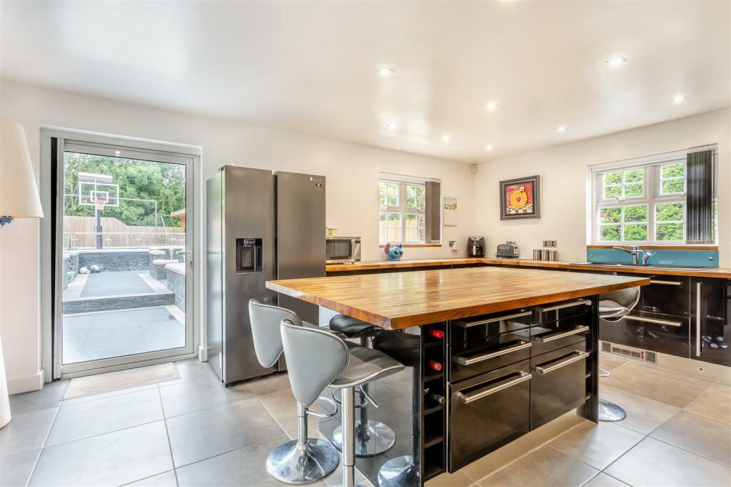 8614848-interior10.jpg