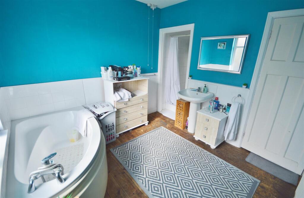 FOUR PIECE BATHROOM SUITE