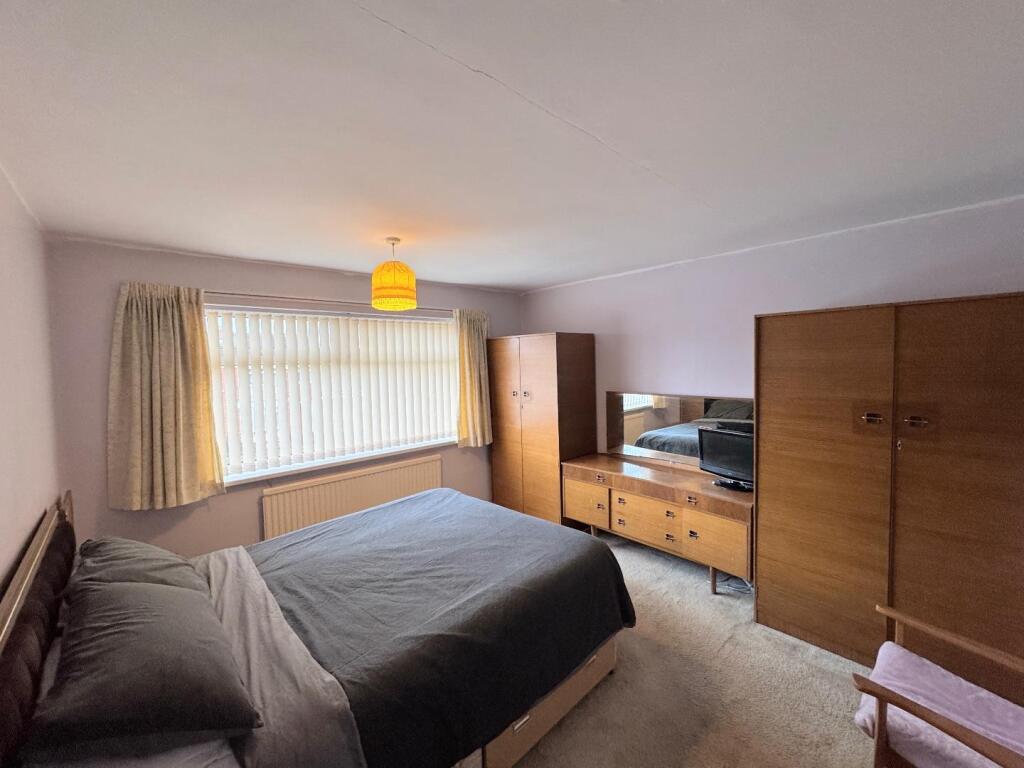 BEDROOM ( FRONT)