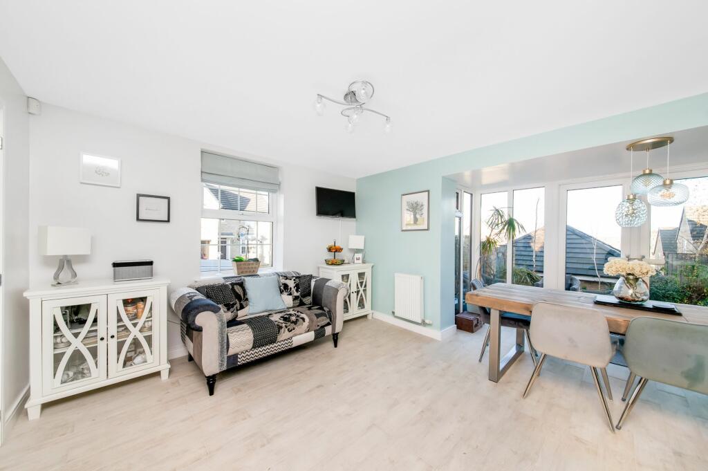 LIVING/DINING KITCHEN