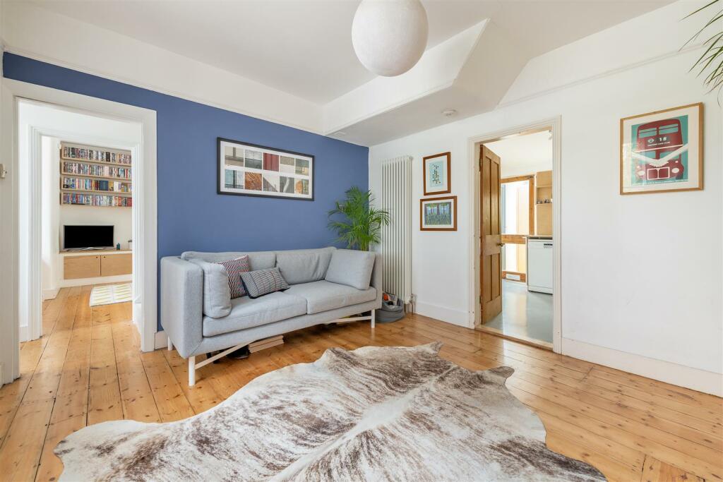 Woodbine Place, E11