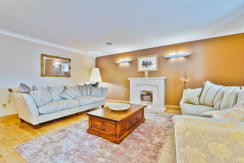 12- Formal Lounge.jpg