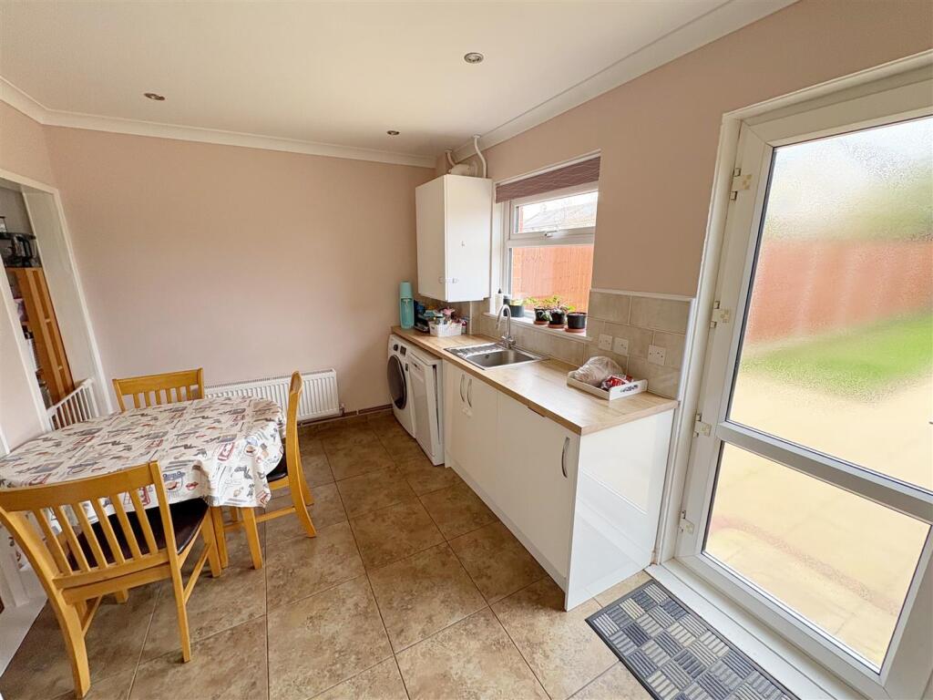 Dining area in kitchen.jpg