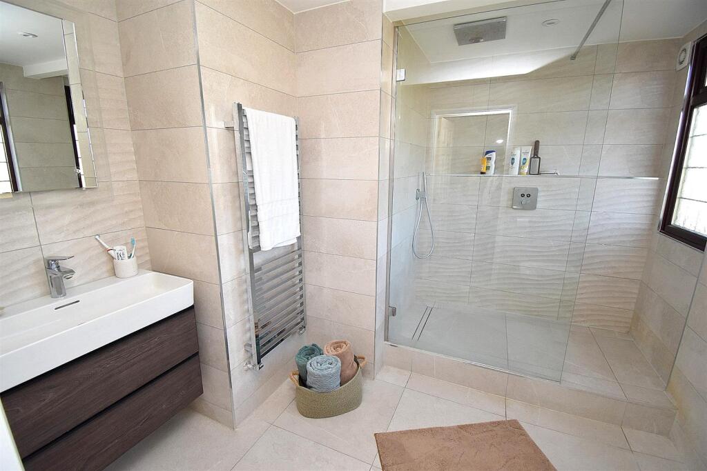 MASTER ENSUITE.JPG