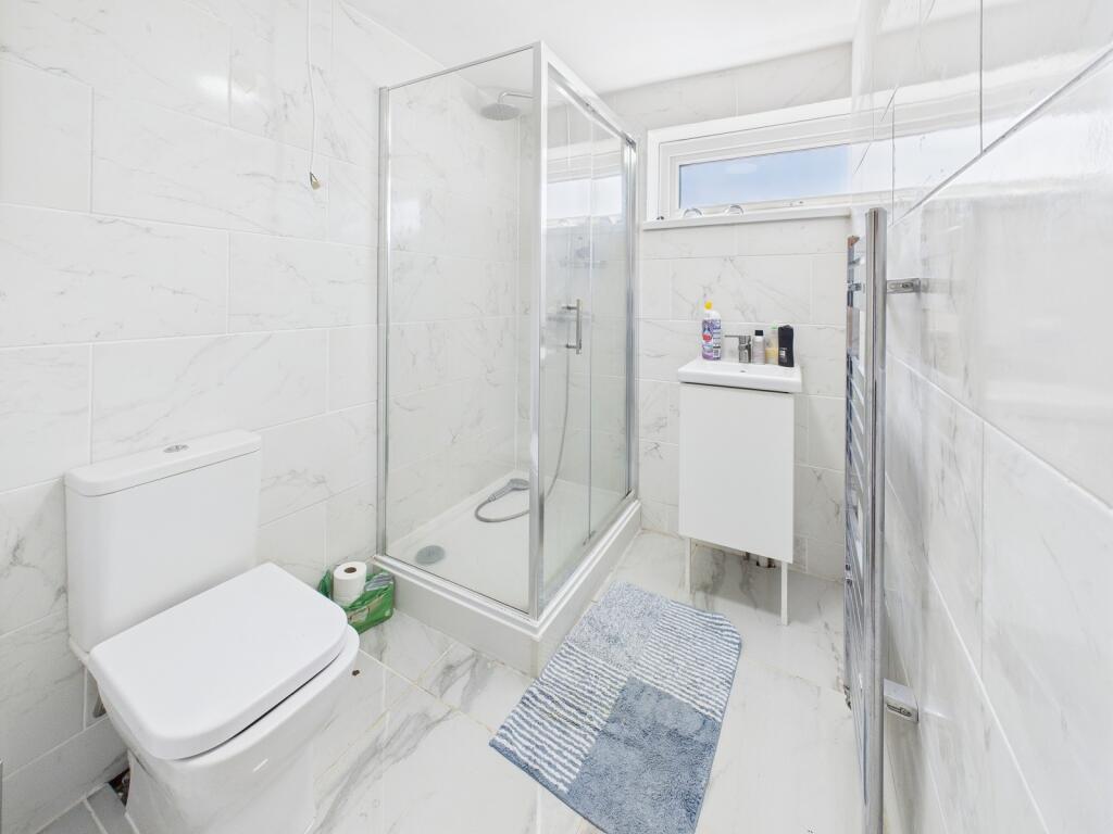 En Suite to Bedroom 1