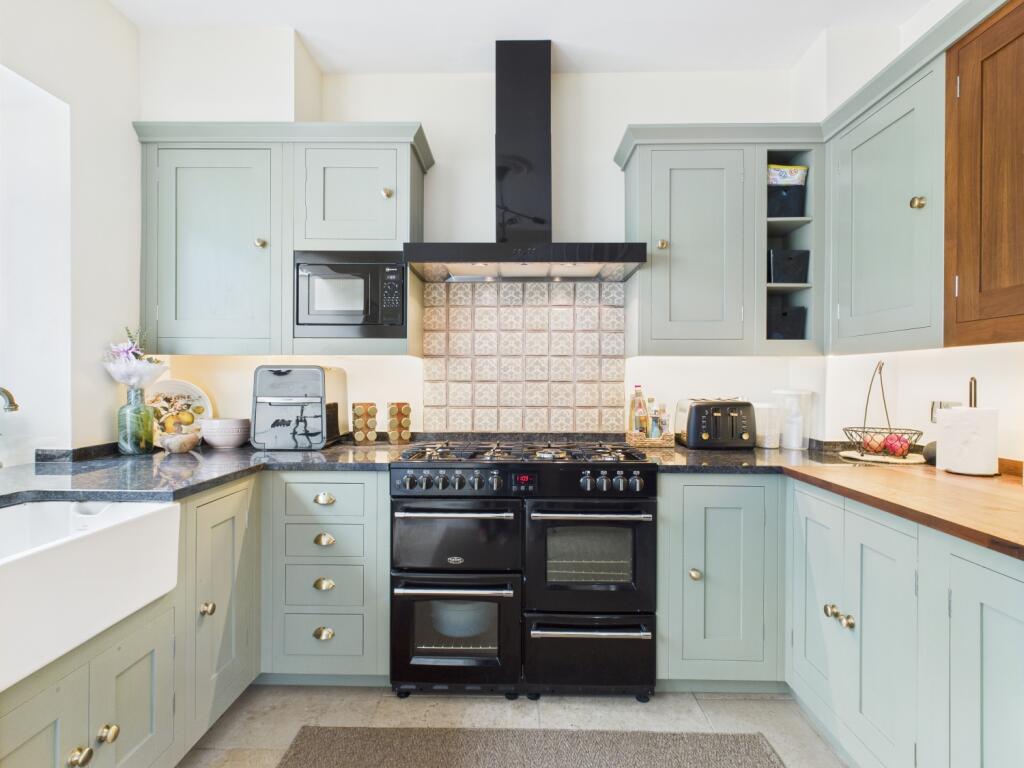 CAM03729G0-PR0080-STILL010