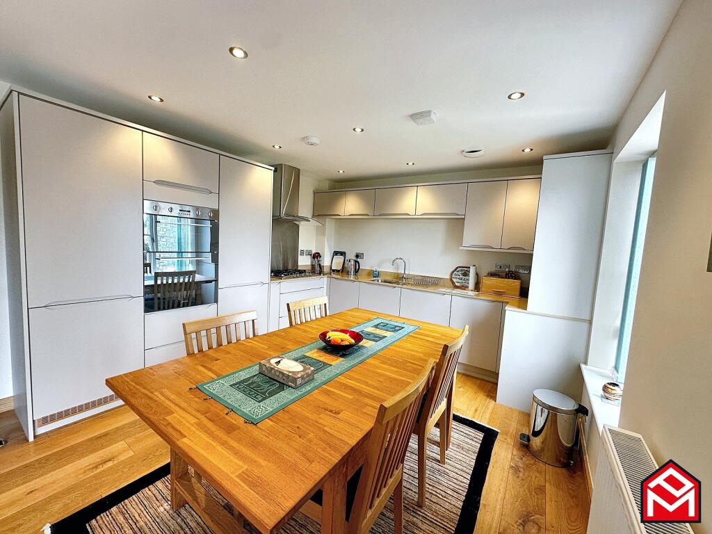 Kitchen / Dining Area