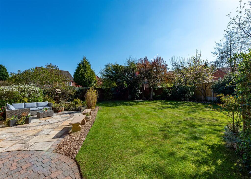 5 Hellier Drive-garden2.jpg