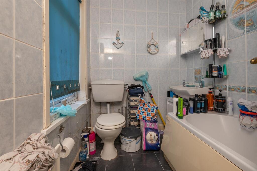07 - 72 Whitwell Green Lane HX5 9EG.jpg