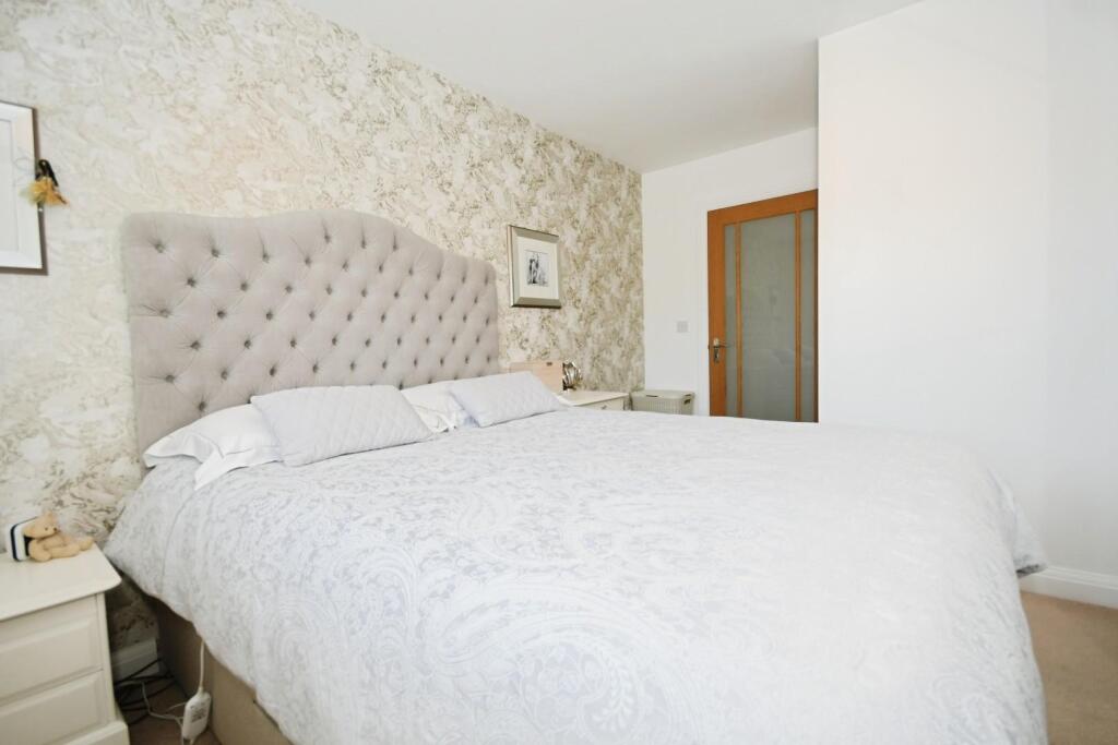 BEDROOM 1 02.jpg