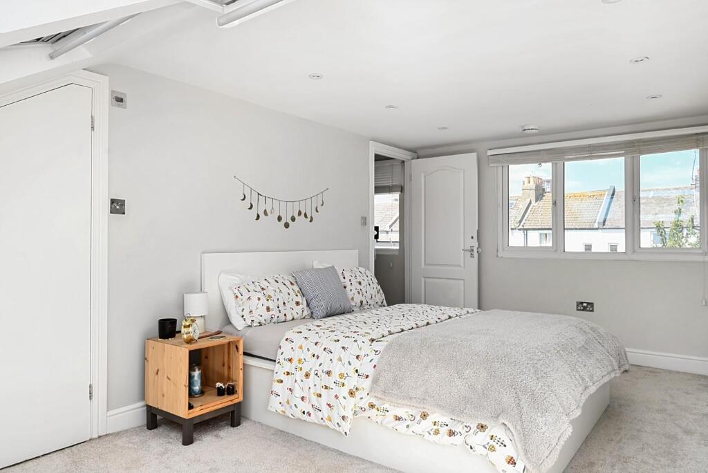 73 Shirley St BN3 (24).jpg