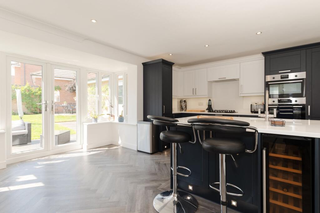 KITCHEN DINER AND LOUNGE