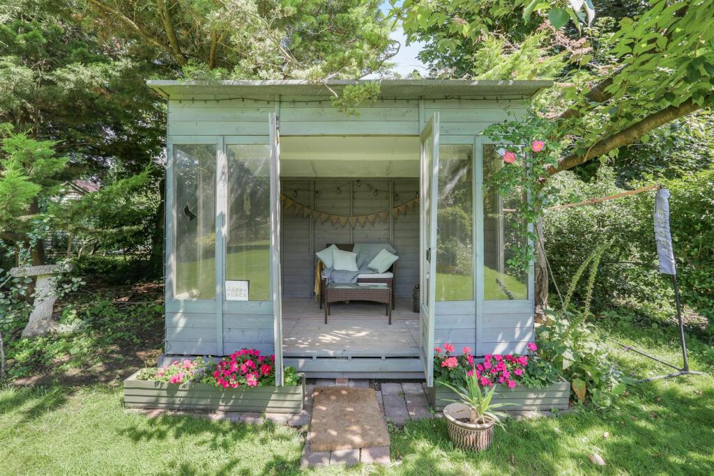 630631790 - 195 Woodcote Road, SM6 26.jpg