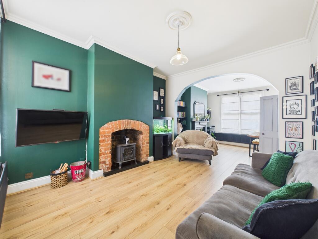 CAM05192G0-PR0142-STILL010