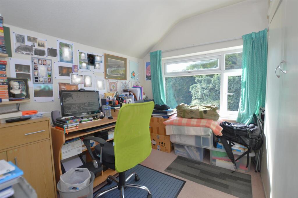 12 Alton Gardens bed3.JPG