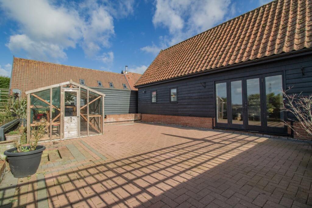 Clamp Farm Barn Cottage [Courtyard Garden] 01.jpg