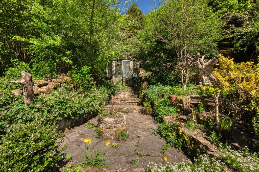 Rear Garden to summer house.jpg