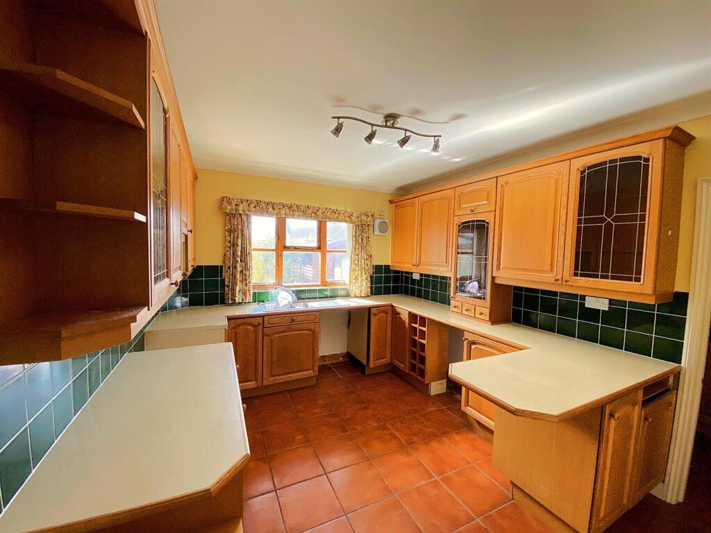 1 Grazebrook Close - Kitchen1.jpg
