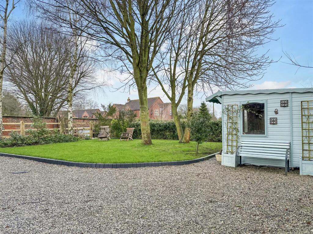 Private Garden &amp; Summer House 698