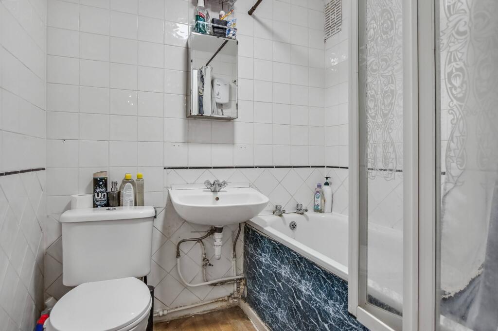 Flat 74 Gainsborough House, Ayley Croft, Enfield, Middlesex, EN1 1XZ