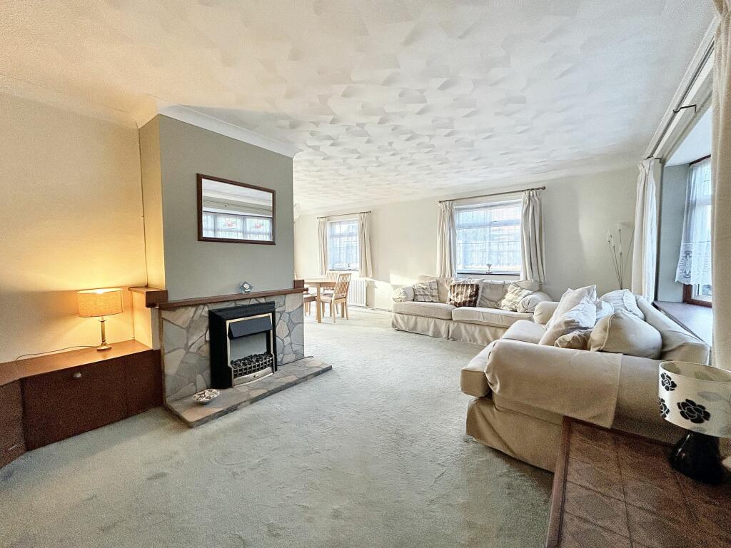 LOUNGE/DINING ROOM