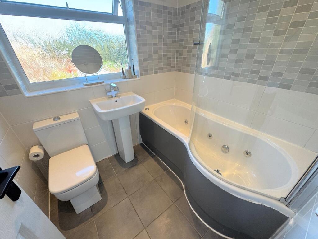 FAMILY BATHROOM