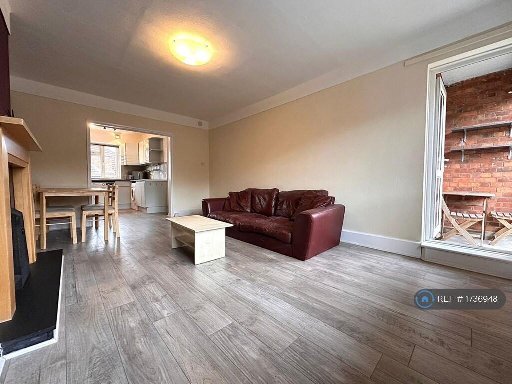 Large, Spacious Living Room