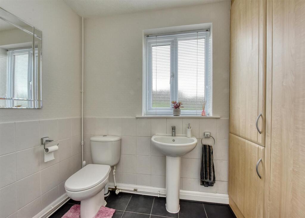 4 Springhill Park-Cloakroom.jpg