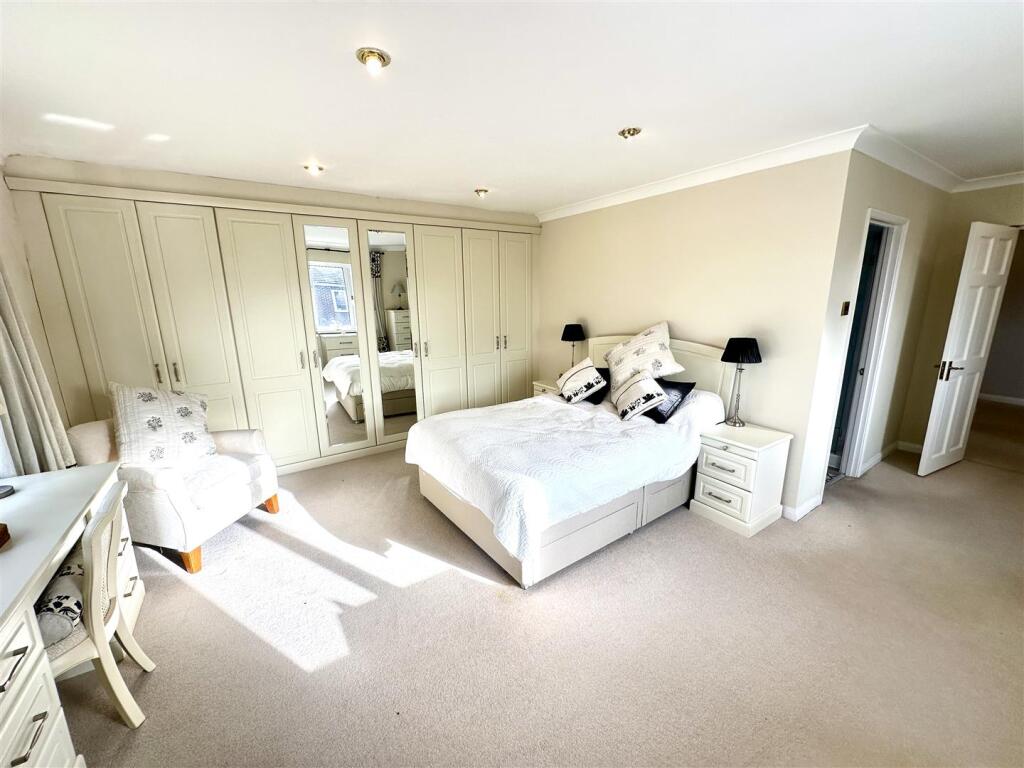 PRINCIPAL BEDROOM