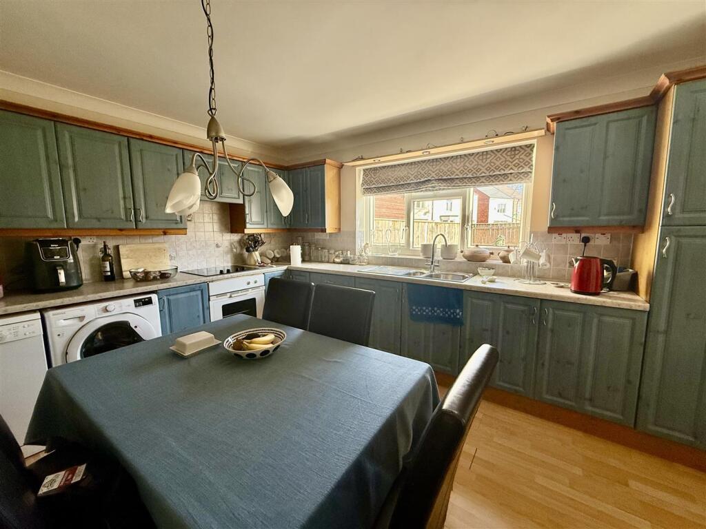 KITCHEN &amp; DINER