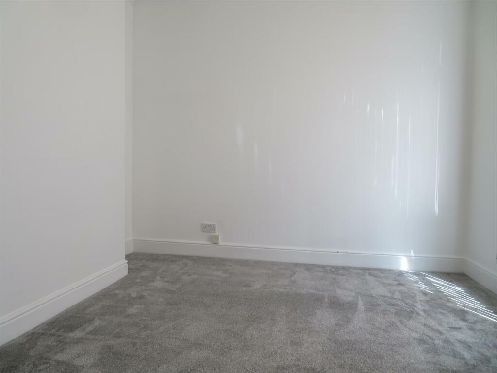 7 Newcome Lounge.JPG