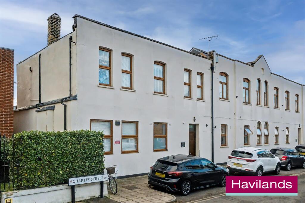 Karyatis Court EN1 1FG-5.jpg