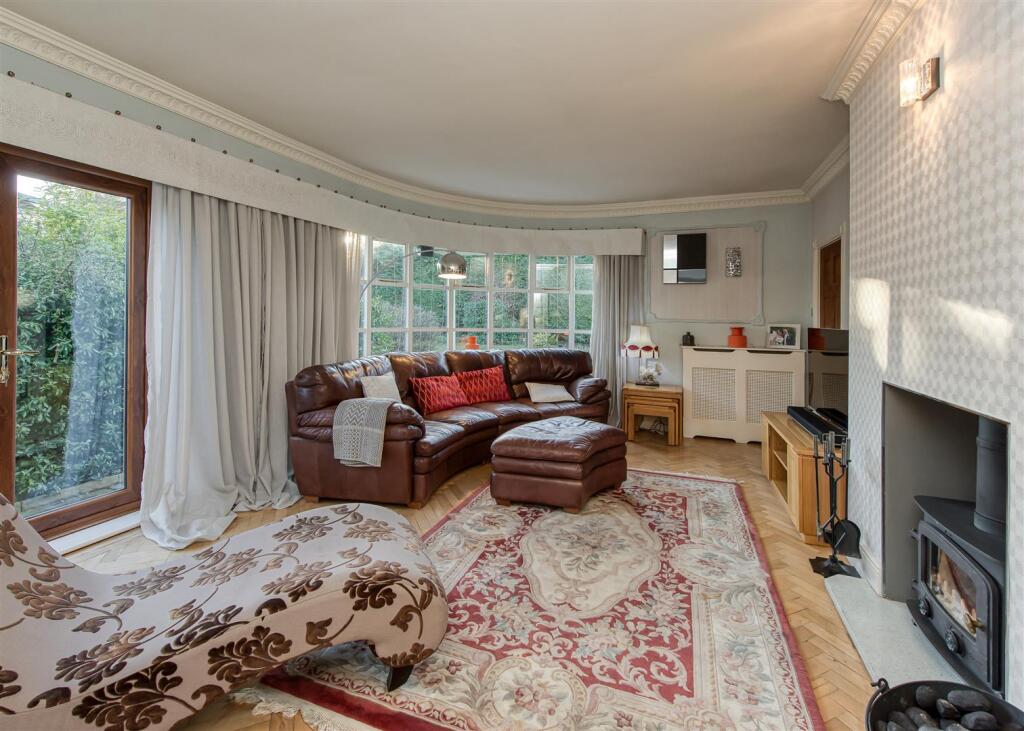1 Woodthorne Road-lounge1.jpg