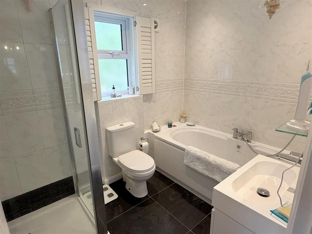 En Suite 1.JPG