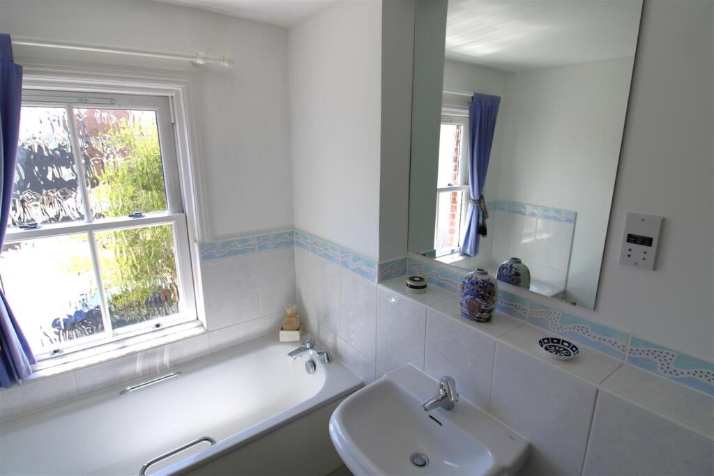 family bathroom 2-USE.JPG