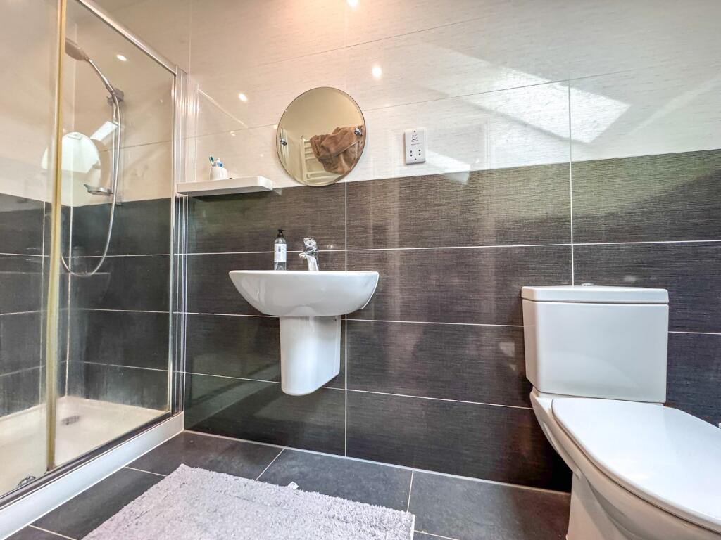Ensuite To Bed One