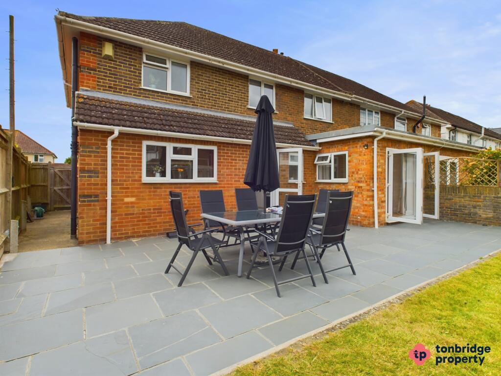 EW Giraffe Garden Branded 045