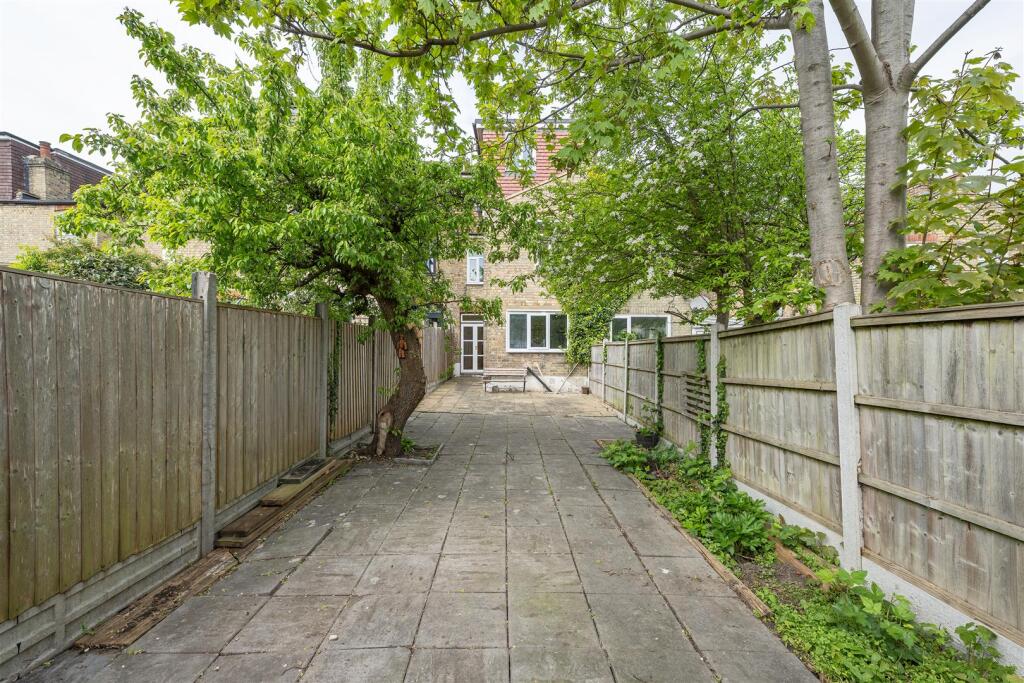 Lyndhurst Road, E4