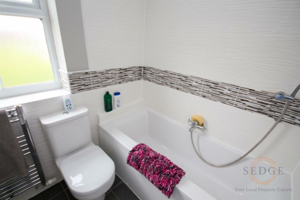 18 derwent way -10.jpg